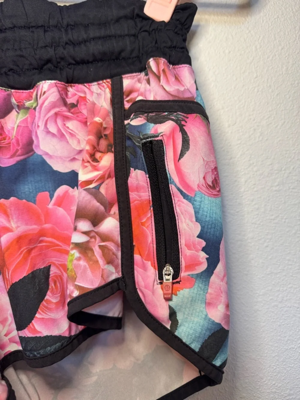 Lululemon Tracker Short in the Secret Garden/Black print